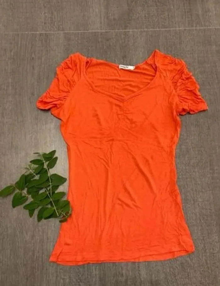 T-shirt col V manches originales