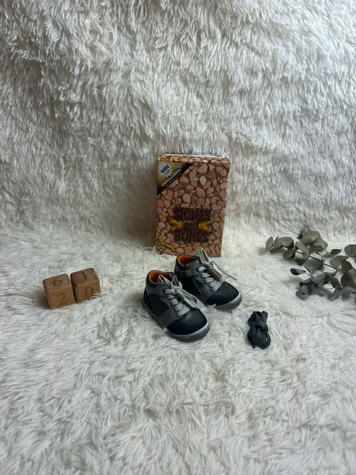 Paire de chaussures bébé Stones and Bones taille 20