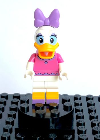 LEGO Disney - Daisy Duck, dark pink top