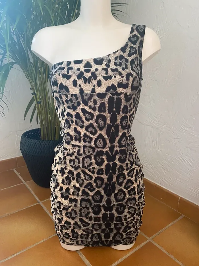 Robe léopard très moulante et très sexy