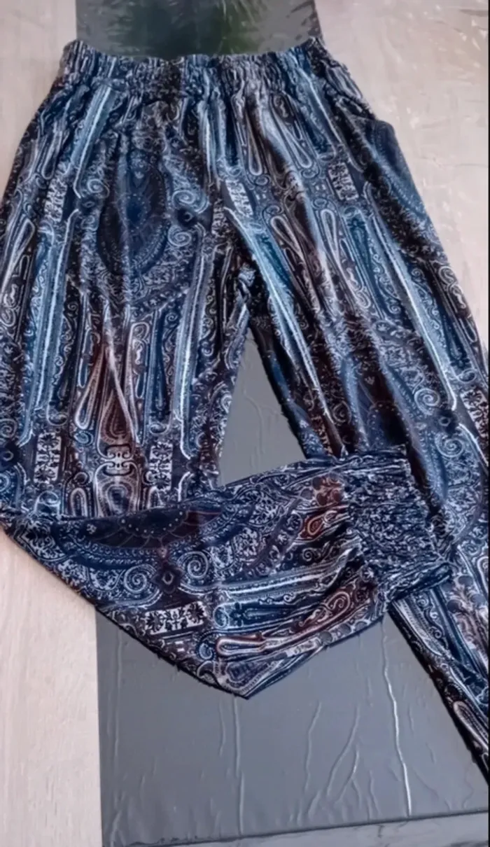 Très joli pantalon fluide et léger en très bon état