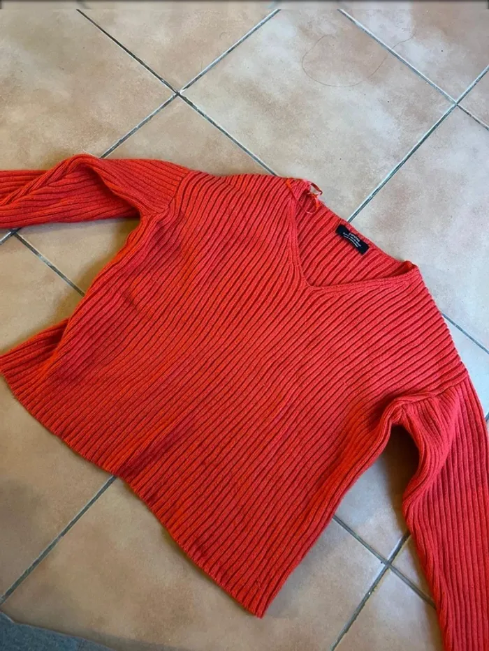 Superbe pull rouge - très bon état - bershka - taille XS - photo numéro 2