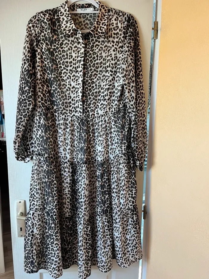 robe midi chemise leopard manches longues à volants
