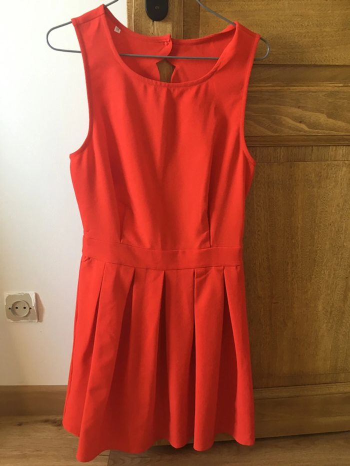 Jolie petite robe courte rouge dos nu