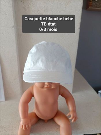 Casquette blanche bébé TB état