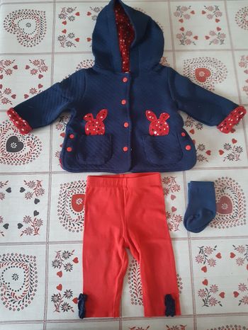 Ensemble veste legging chaussettes.