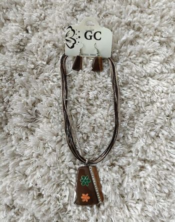 Parure : 1 collier et 1 paire de boucles d'oreilles