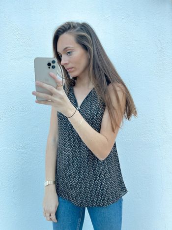 Haut sans manches noir à fleurs beige