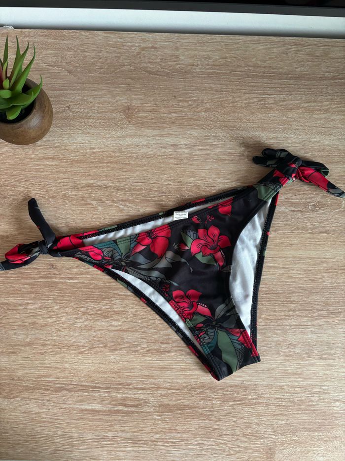 Bas de maillot de bain imprimé fleur rouge et noir taille 36/38 Shein - photo numéro 4