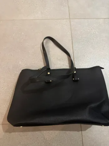 Sac à main noir H&M, bon état mais il y a des marques d'usures, 36x28cm