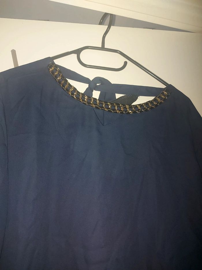 Blouse marine Taille 40 joli détail manche et col doré - photo numéro 3