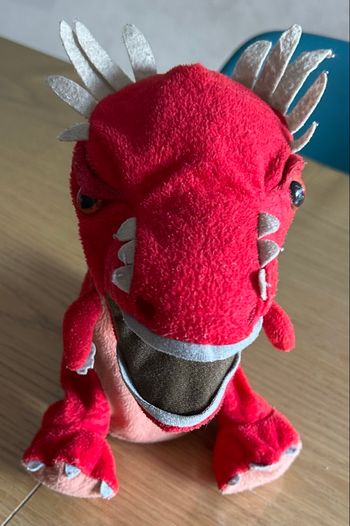 Marionnette rouge jurassic world 