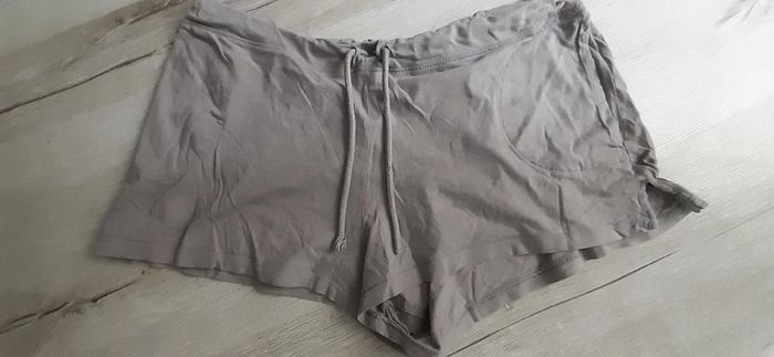 Short de nuit ou de sport gris taupe