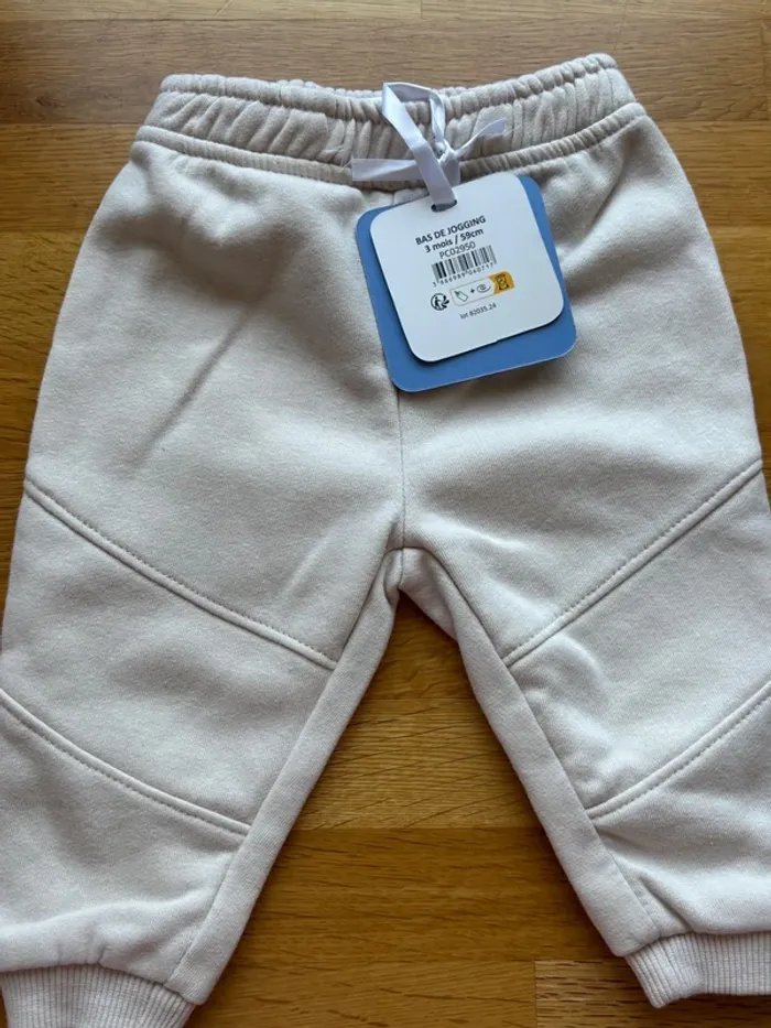 Jogging mes petits cailloux 3 mois fille neuf