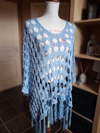 Tunique filet en maille ajourée bleu ciel neuf étiqueté