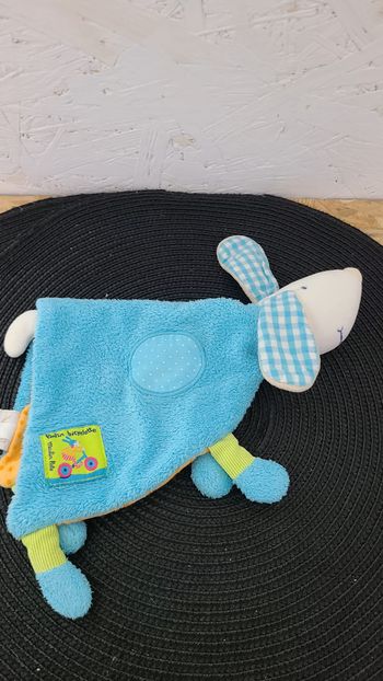 Doudou plat Pinpin le chien MOULIN ROTY Colette et Pinpin bleu vert trottinette