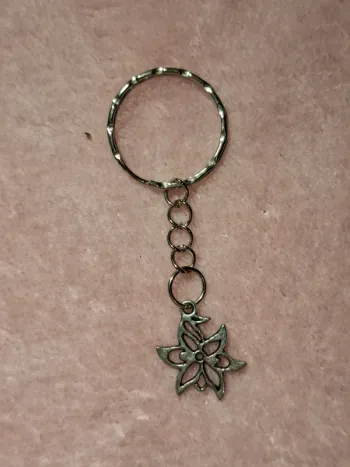 đž Porte-clĂ©s Fleur en MĂ©tal ArgentĂ© đž