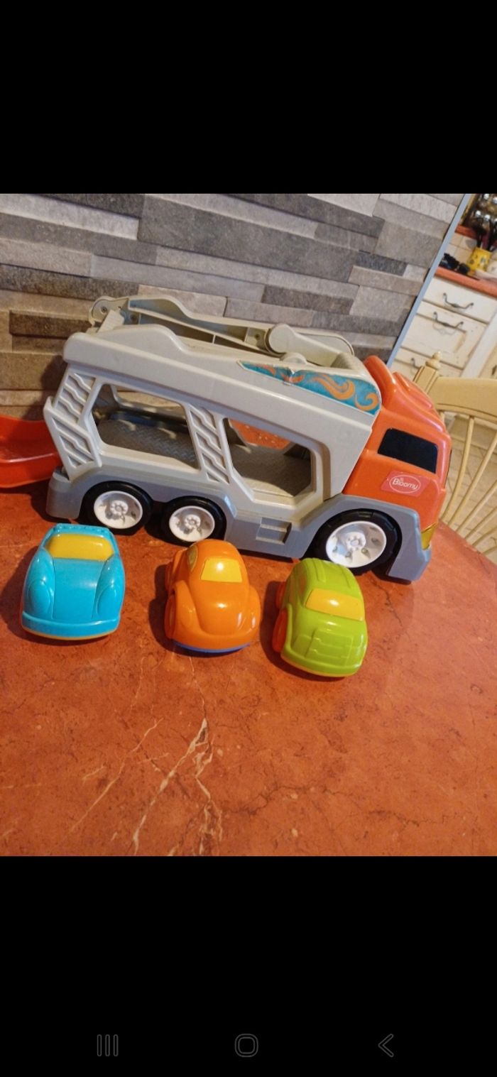 Camion transporteur avec 3 voitures