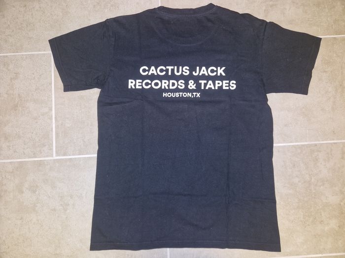 T shirt travis Scott taille M sur l'étiquette mais taille plutôt S - photo numéro 4