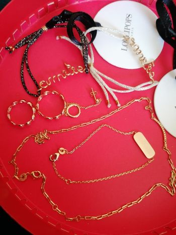 Lot de bijoux fantaisie marque Lollipops dorés neuf.