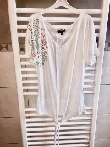 T shirt Charlott à col v et noeud à nouer ,manches avec motifs neuf taille 34/36 à 15 euros