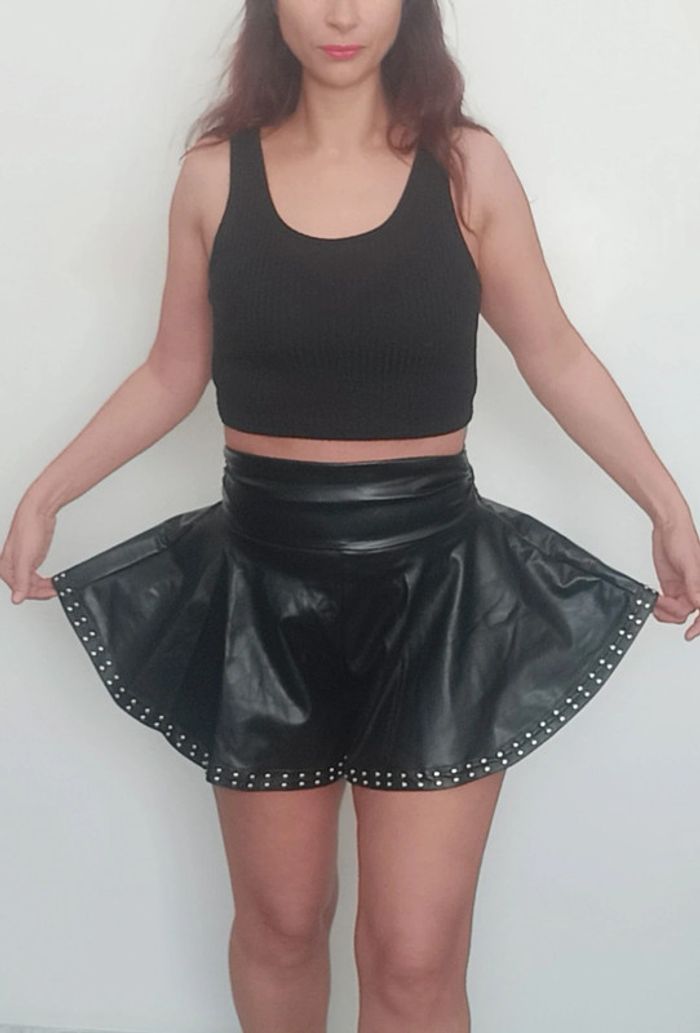 Short similicuir ultra large bouffant taille 36 - photo numéro 4