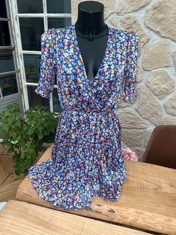 Robe rue des Abbesses taille M 38 bleu électrique à fleurs été voilage
