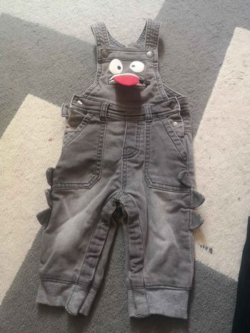 Salopette tire la langue