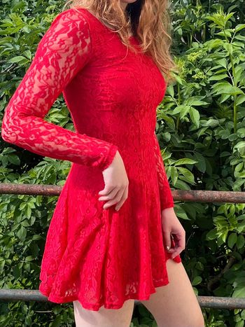 Robe rouge manche longue dentelles
