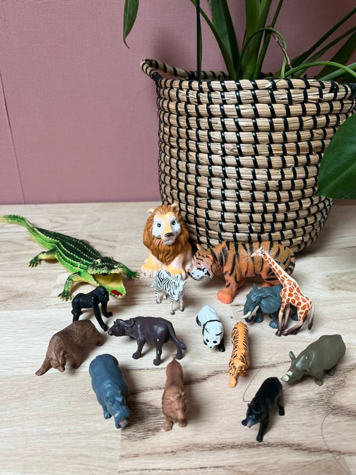 Lot de 15 figurines animaux