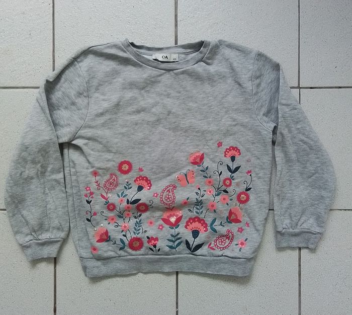 Pull imprimé fleurs. Col rond. 9ans.