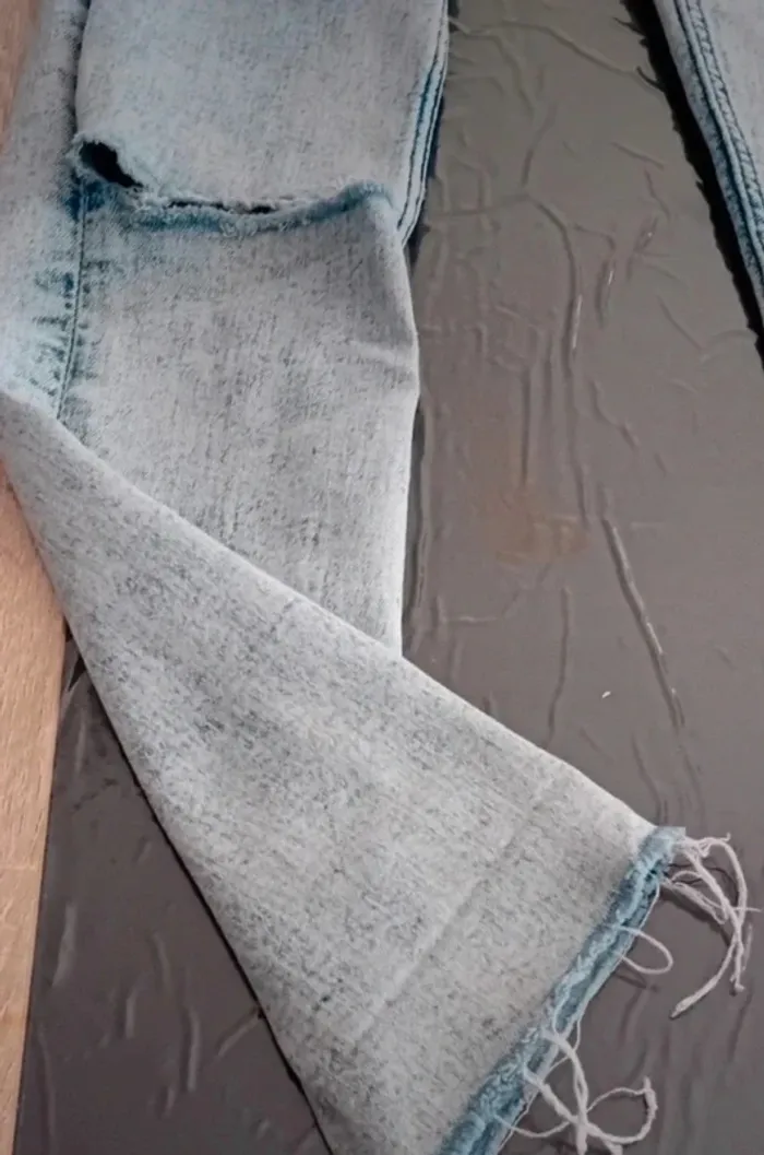 Très beau jean skinny troué aux genoux 9/10 ans - photo numéro 9