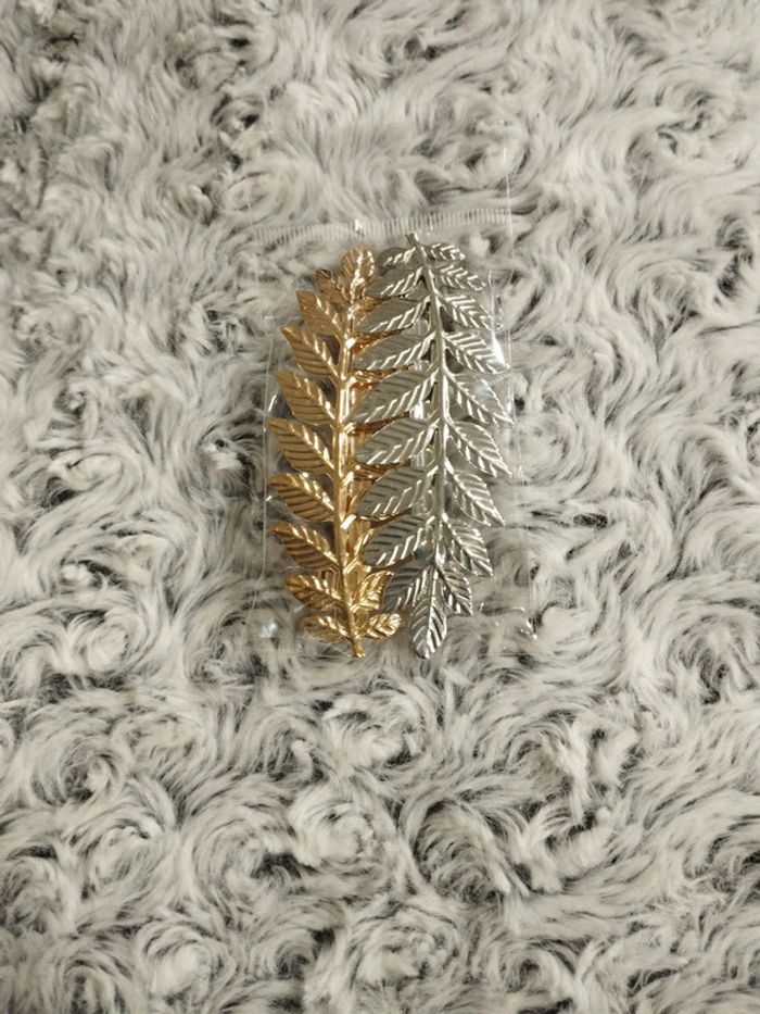 2 barrettes pour cheveux en forme de feuilles