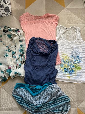 5 t-shirt dentelles et fleurs