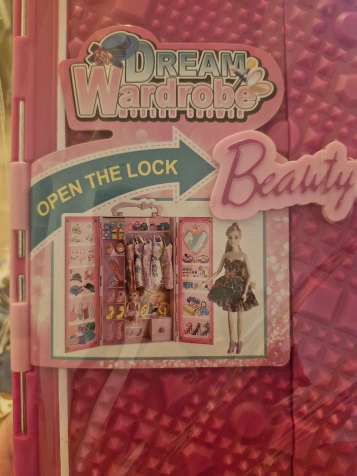 Poupée avec dressing - photo numéro 4