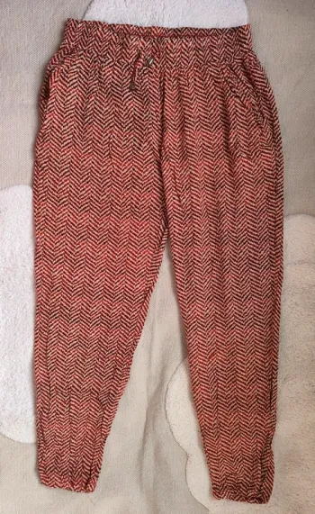 🍂 Pantalon fluide GOA taille M/L – Imprimé chevrons rouge, bordeaux & noir