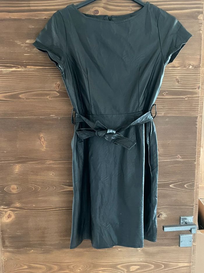 Robe courte simili cuir noir
