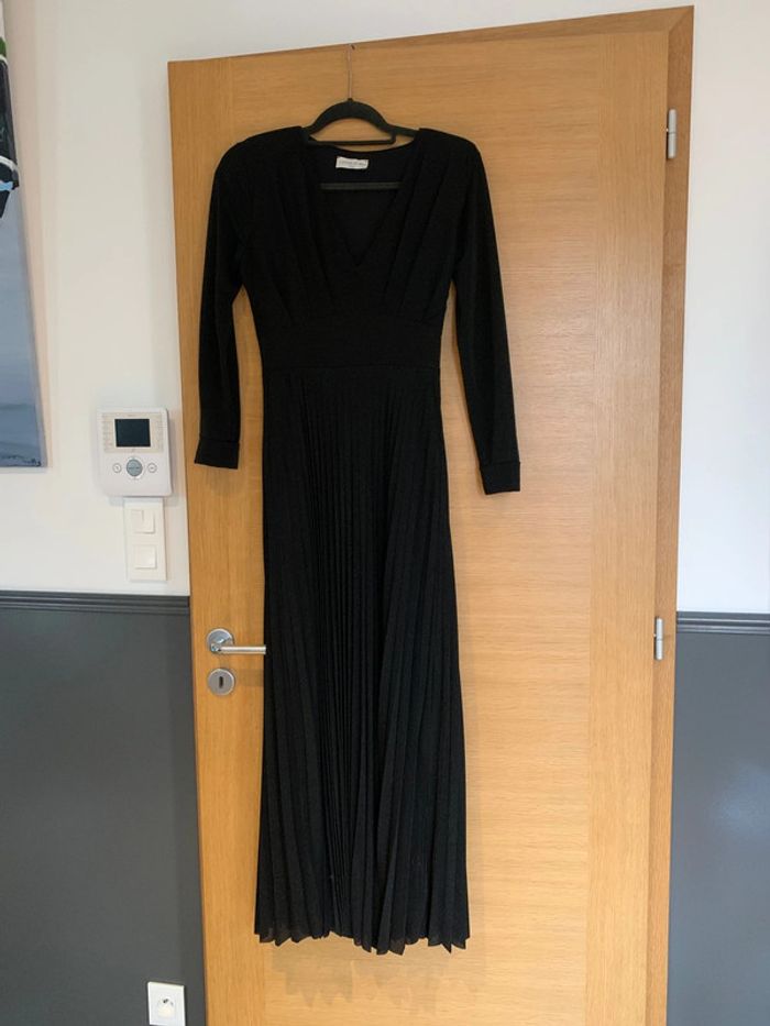 Superbe grande robe noire légèrement pailletée