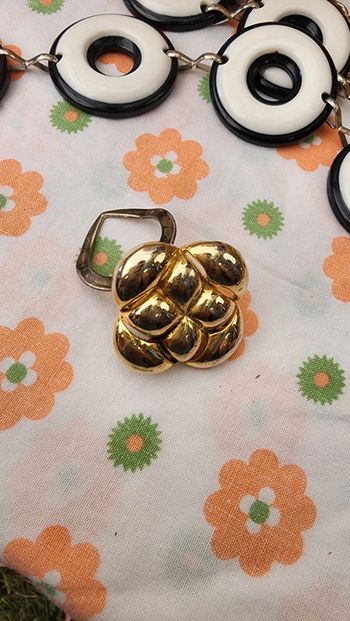 Jolie pince à foulard vintage années 80's en métal doré