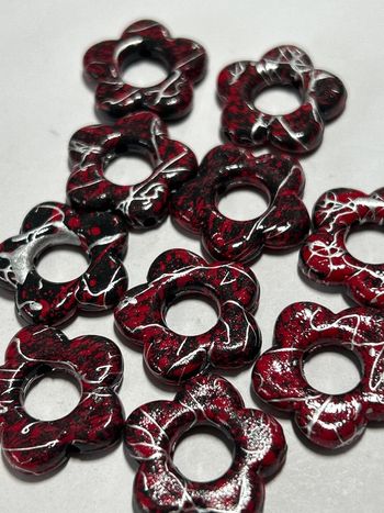 B48, 10 perles fleurs rouges avec dripping 20mm acrylique