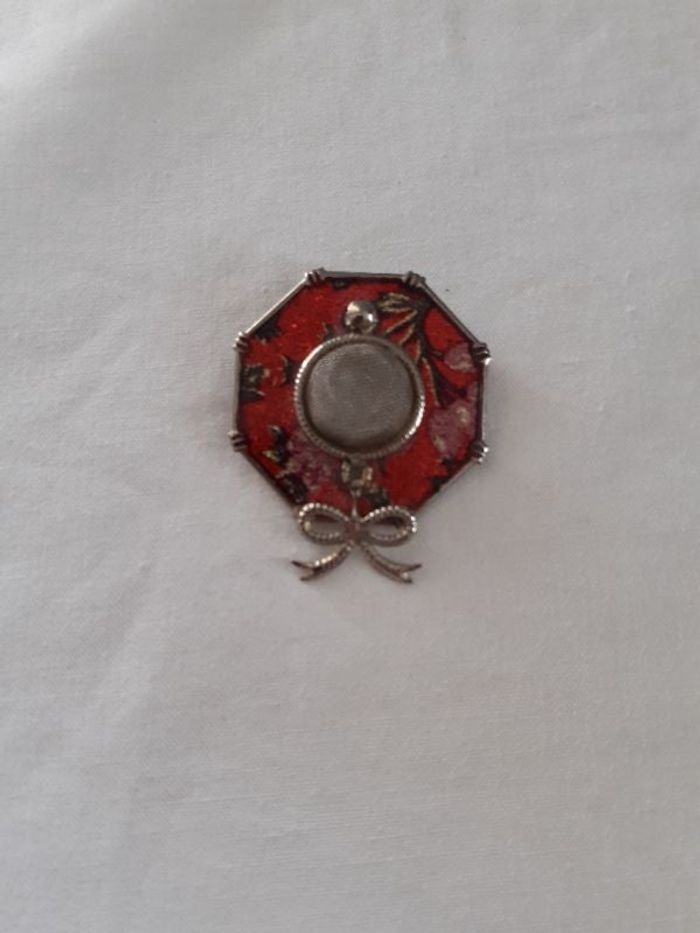 Broche chapeau
