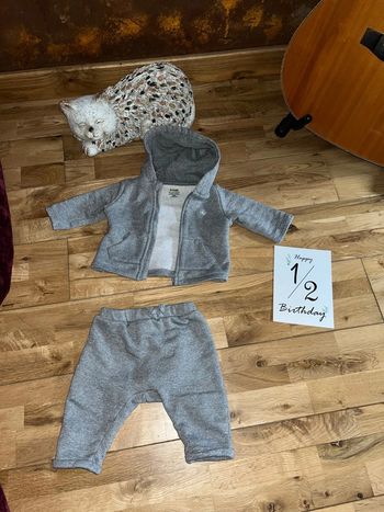 Jogging gris ligne argenté kiabi très bon état 6mois