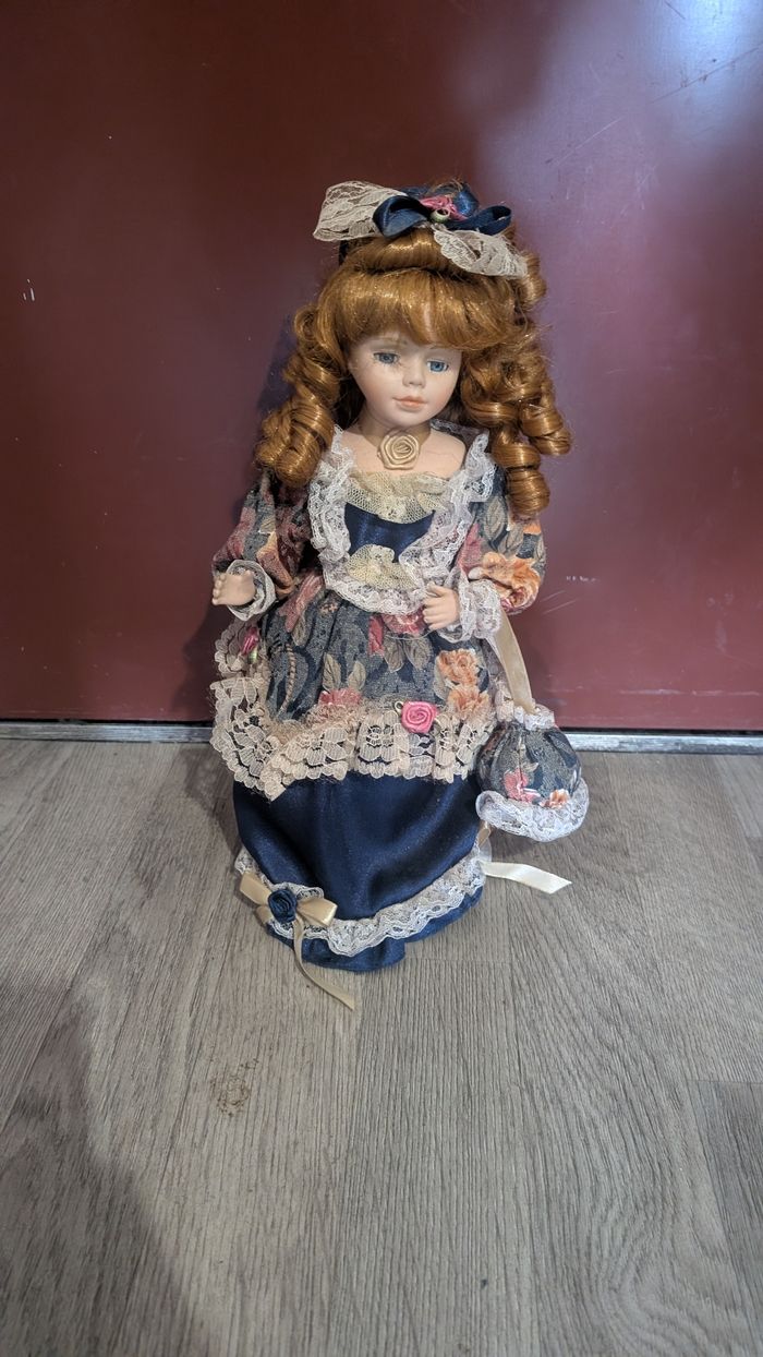 Poupée en porcelaine - photo numéro 10