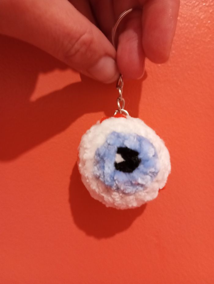 Halloween : porte-clés œil au crochet - photo numéro 2