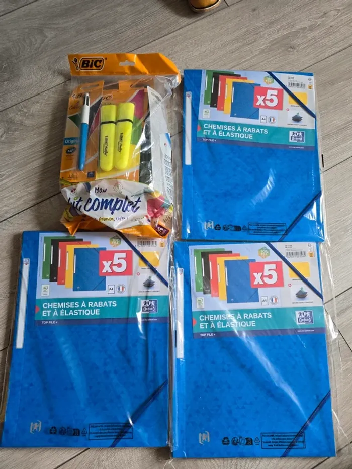 Lot pochettes+ fournitures