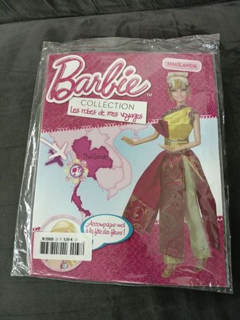 Robe de mes voyages barbie et livre neuf .