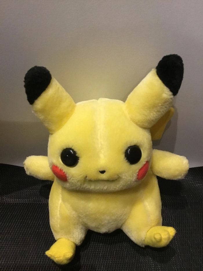 Pokémon Peluche Pikachu 18cm environ vintage Hasbro Nintendo officielle - photo numéro 2