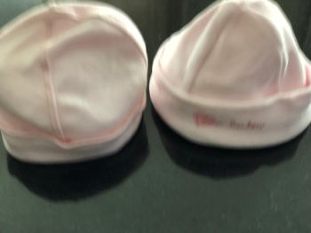 Lot de deux bonnets neufs