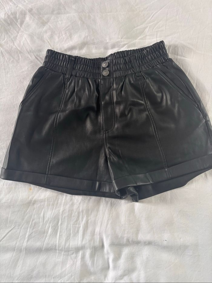 Short en simili cuir