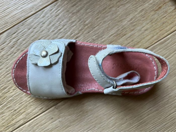 Vend sandales kickers blanc très bon état taille 27 - photo numéro 7